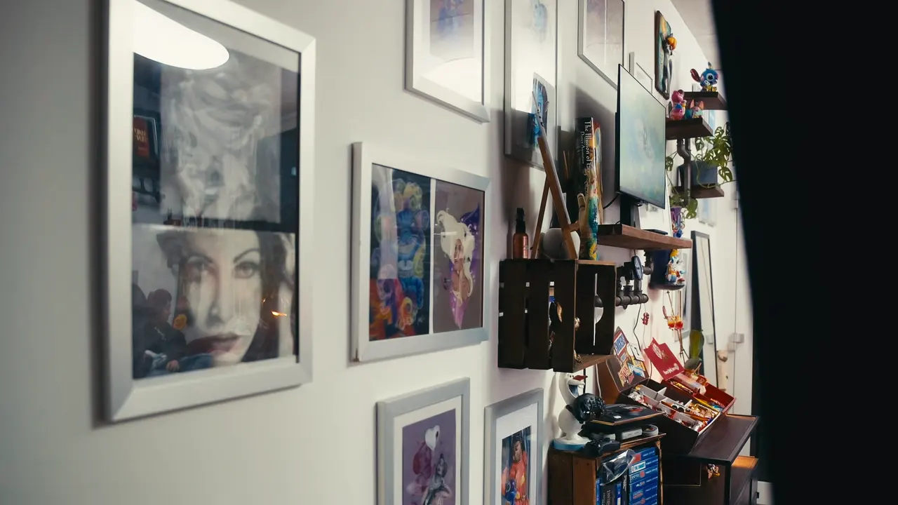 Gerahmte Kunstwerke an der Atelierwand
