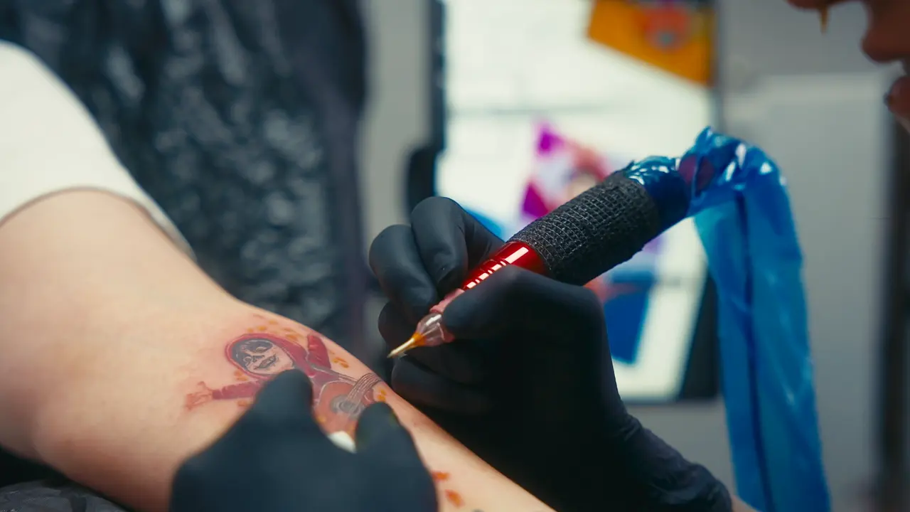 Nahaufnahme der Tattoomaschine bei der Arbeit
