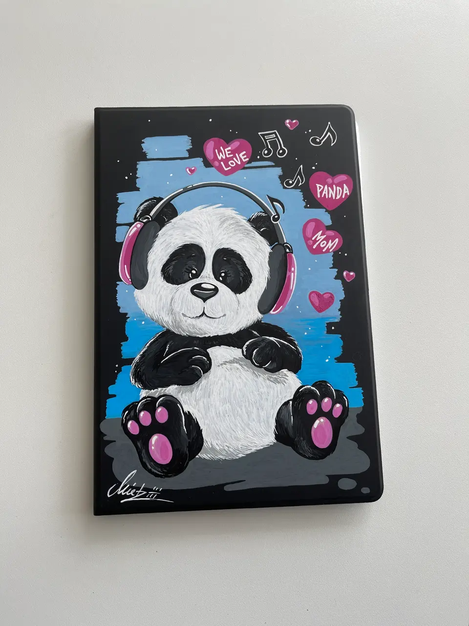 Acrylbild: Panda mit pinken Kopfhörern vor türkisem Graffiti
