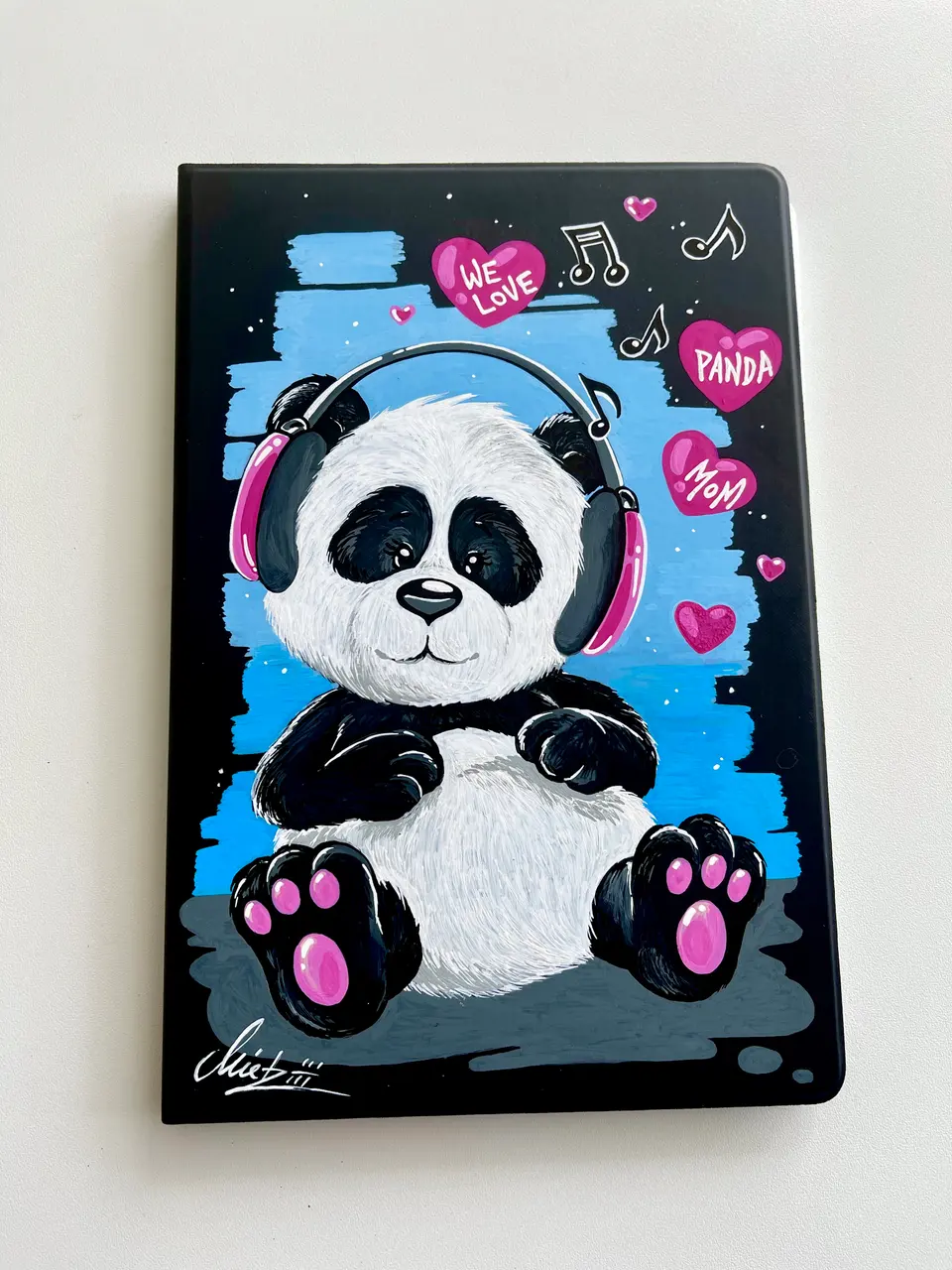 Bemalte Tablet-Hülle mit Panda-Motiv