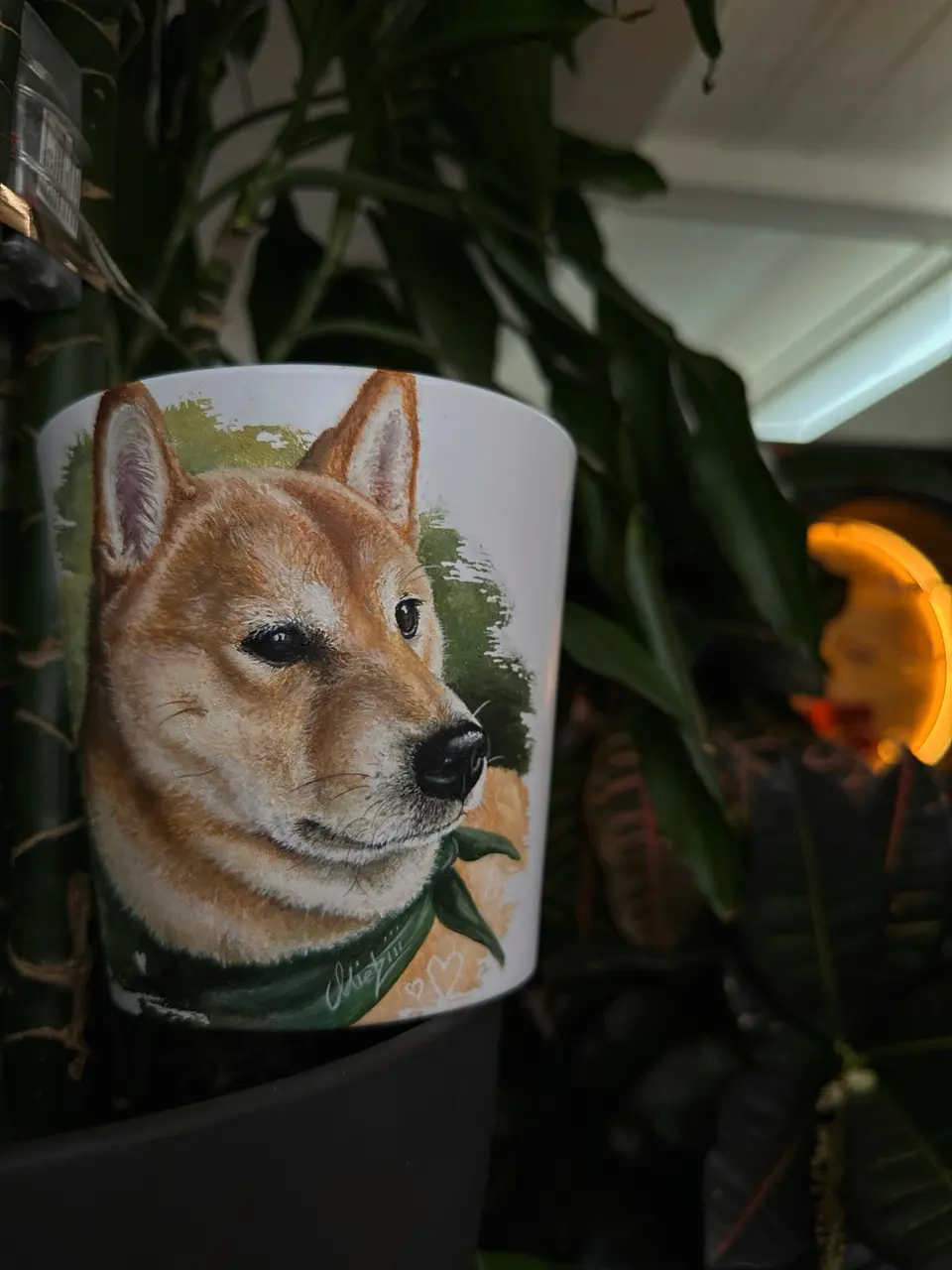 Bemalter Blumentopf mit Shiba-Inu-Portrait