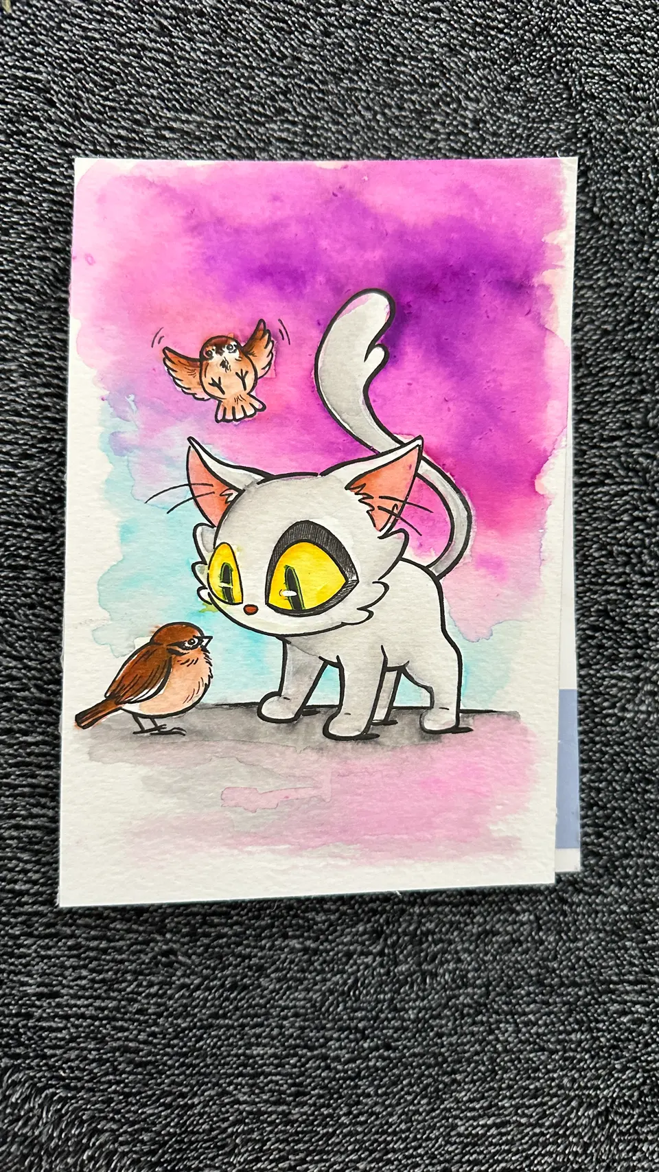Aquarell-Postkarte: weisse Katze mit Rotkehlchen