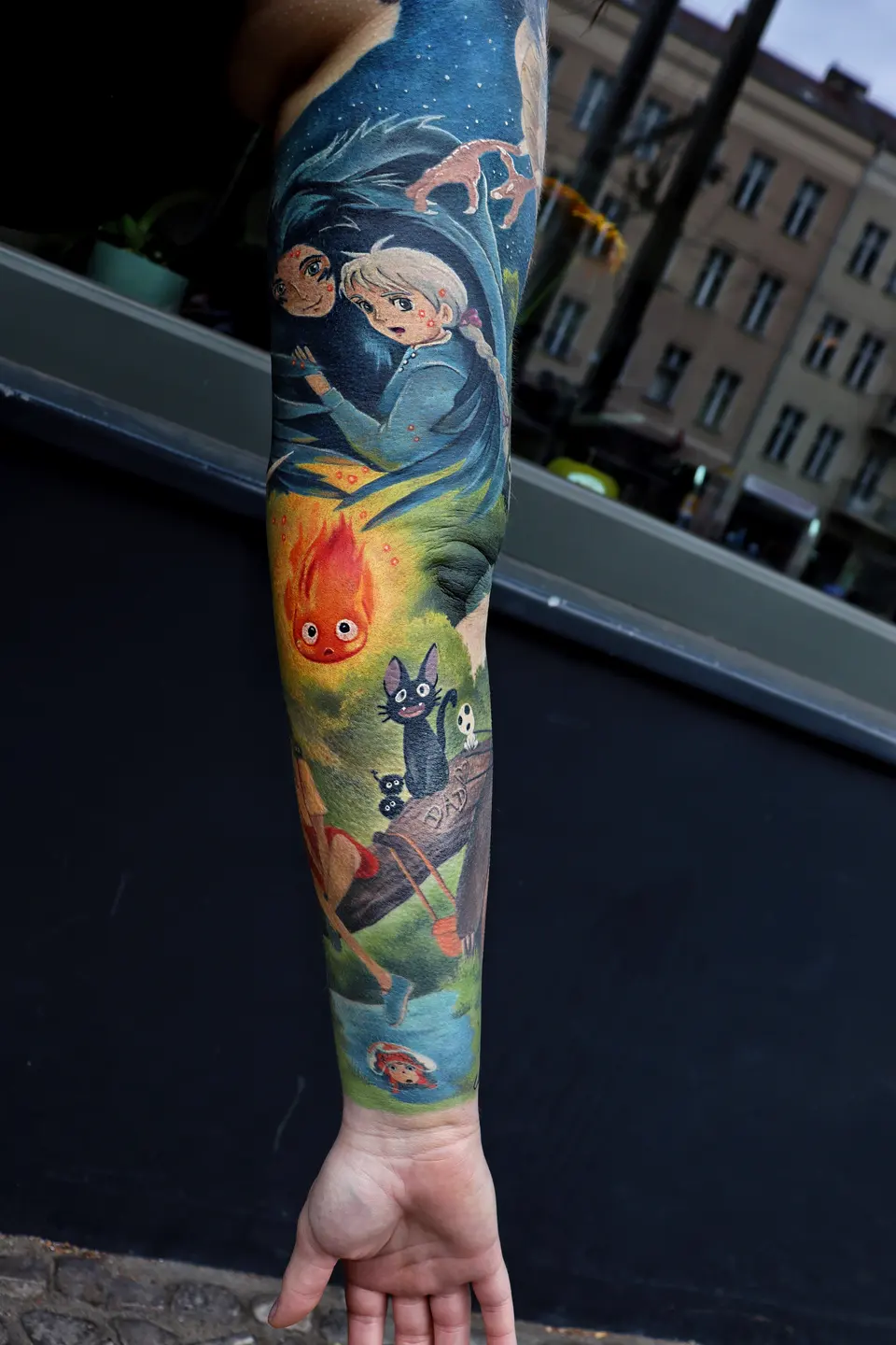Studio-Ghibli-Sleeve mit Calcifer und Figuren