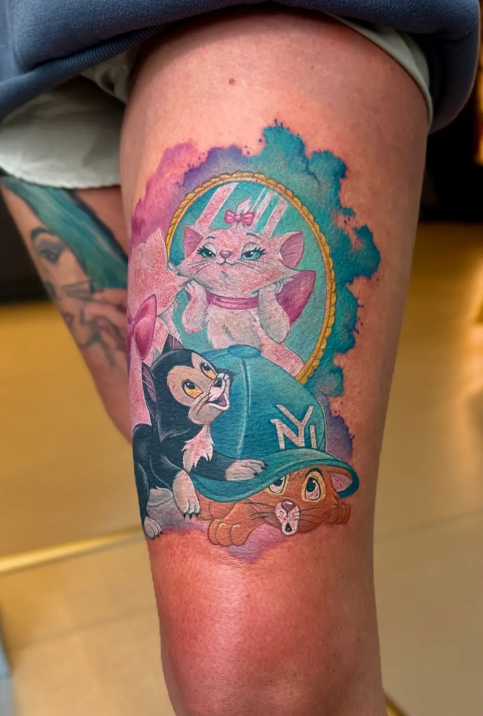 Marie aus Aristocats im Spiegel als Tattoo