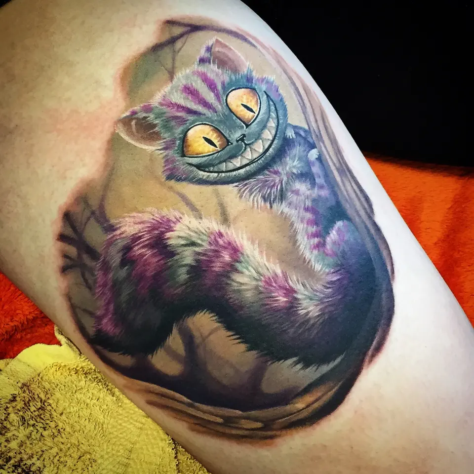 Grinsekatze aus Alice im Wunderland als farbiges Tattoo