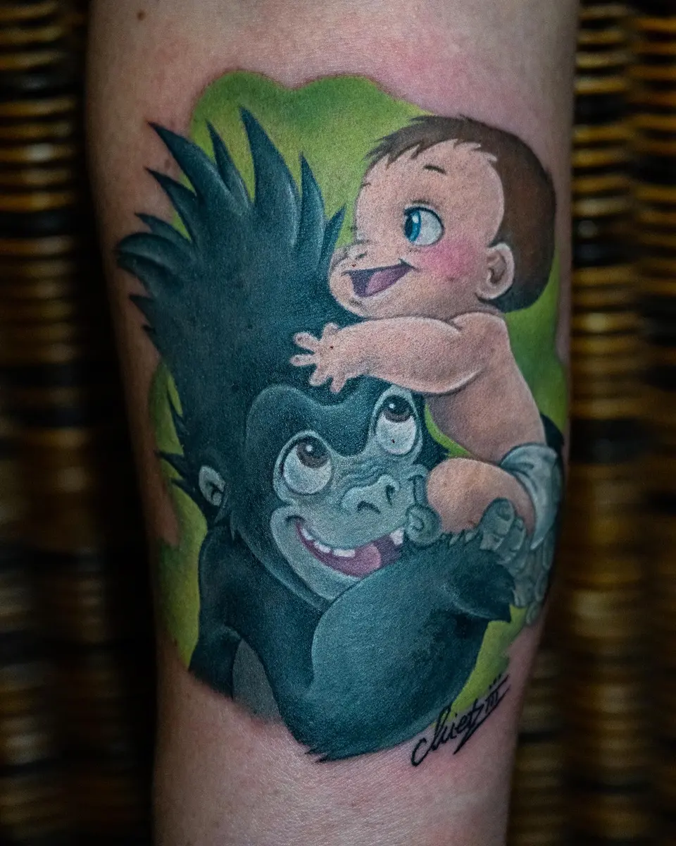 Tarzan-Tattoo: Gorillamutter Kala mit Baby Tarzan