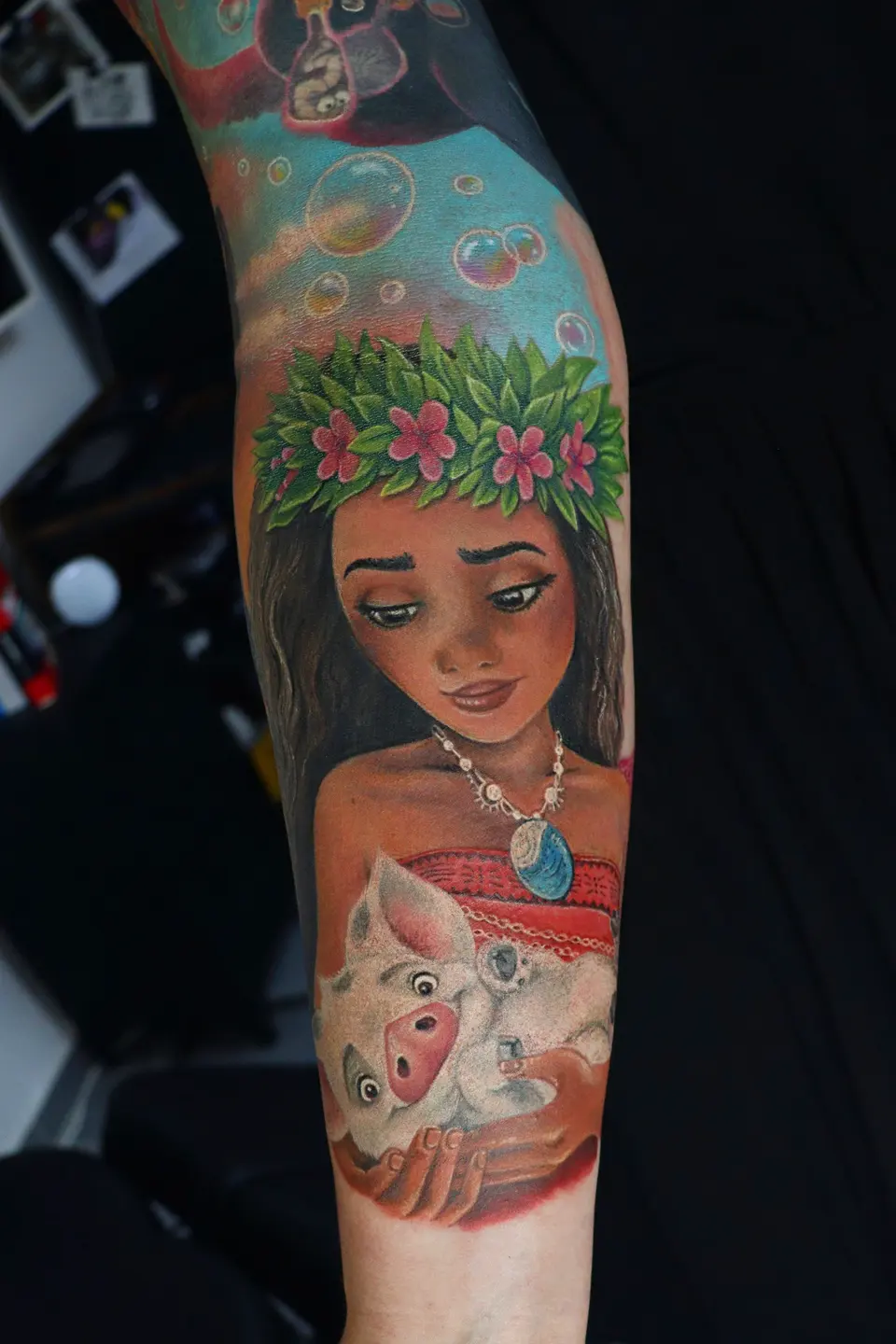 Vaiana mit Schwein Pua als bunter Unterarm-Sleeve