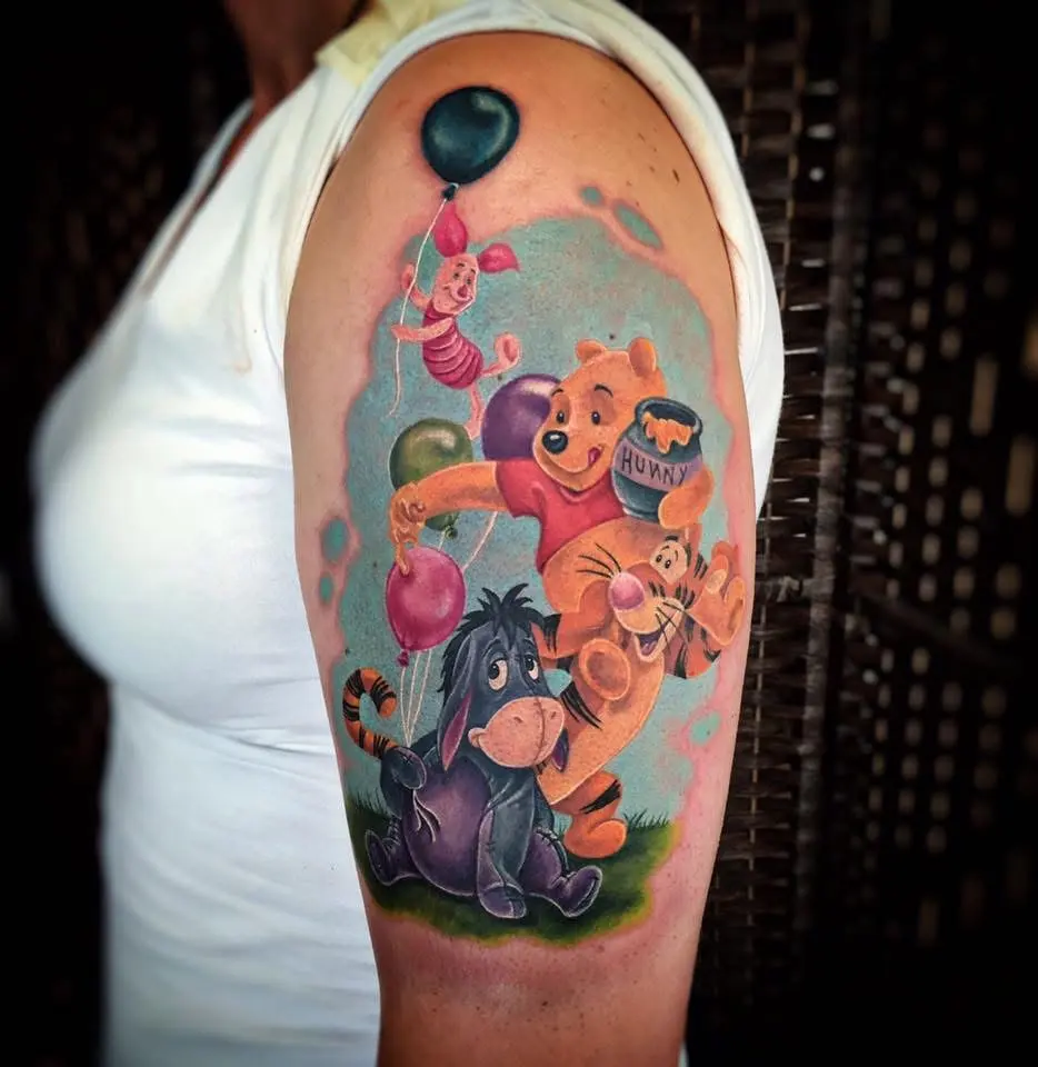 Winnie Puuh, I-Aah und Ferkel mit Ballon als Oberarm-Tattoo