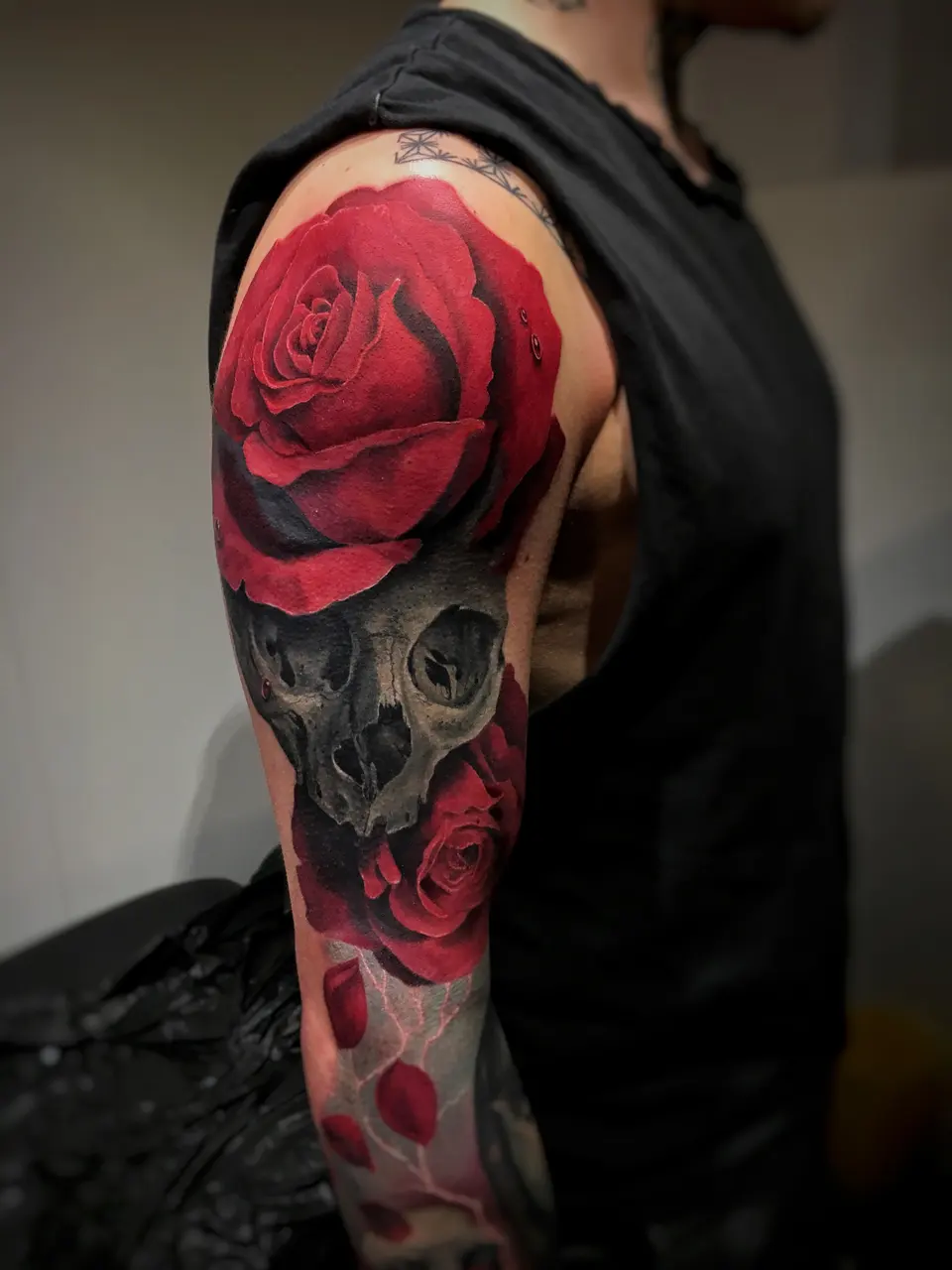 Totenkopf mit roten Rosen als Oberarm-Sleeve