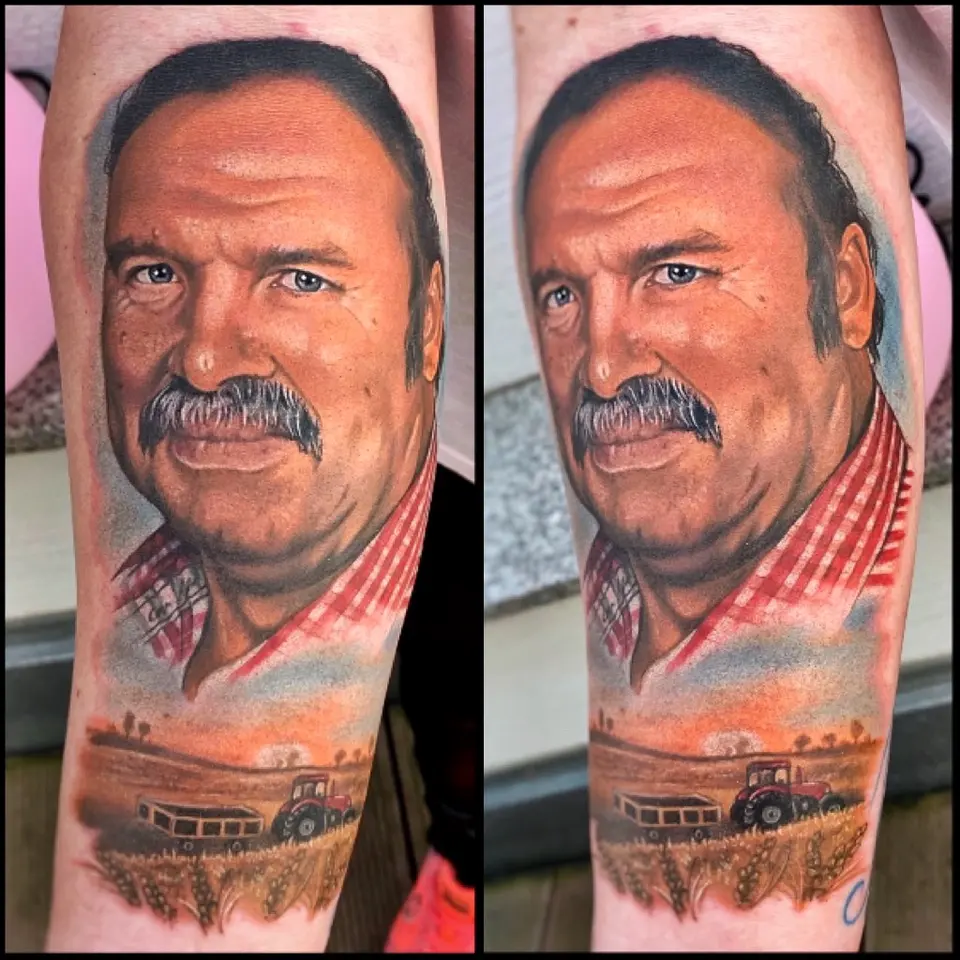 Gedenk-Portrait-Tattoo eines Mannes mit Schnurrbart vor Landschaft