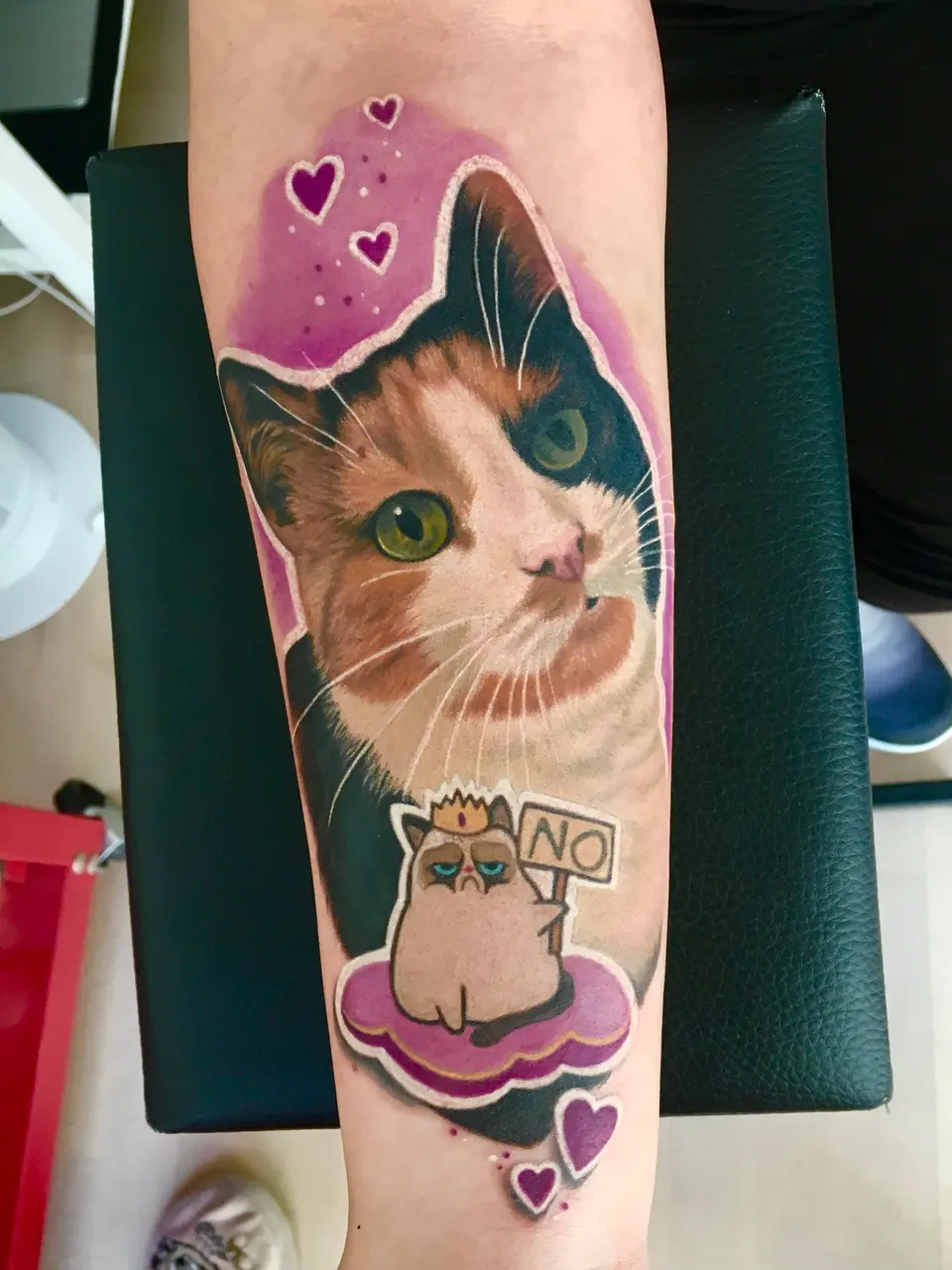 Dreifarbige Katze mit Herzen im Comic-Realismus