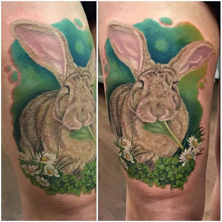 Hase mit Kleeblättern als farbiges Realismus-Tattoo