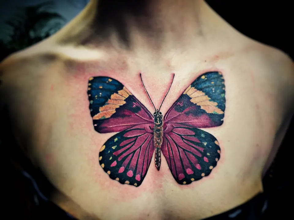 Pinker Schmetterling als Rücken-Tattoo